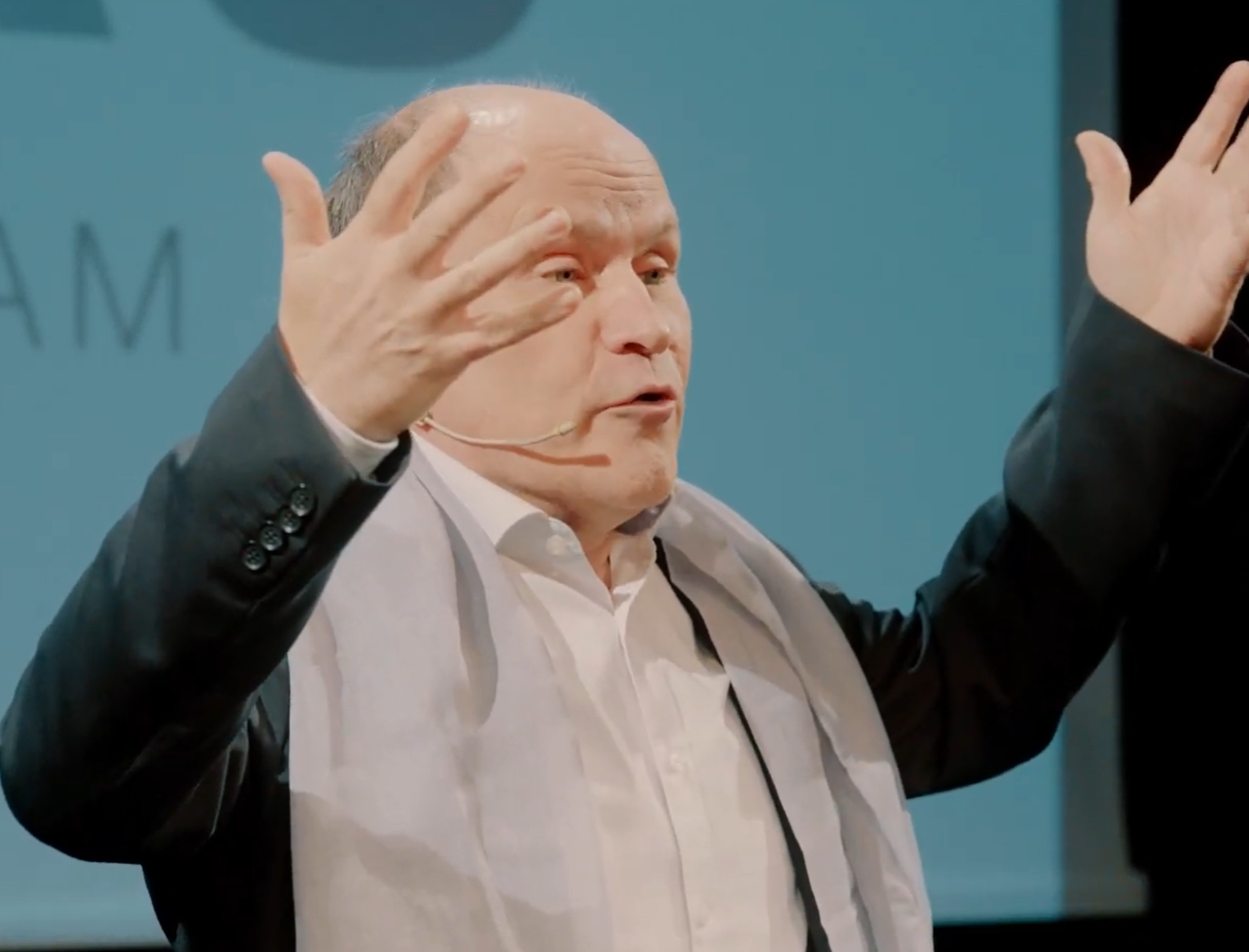 Thomas Reinert als blinder Keynote Speaker auf der Bühne