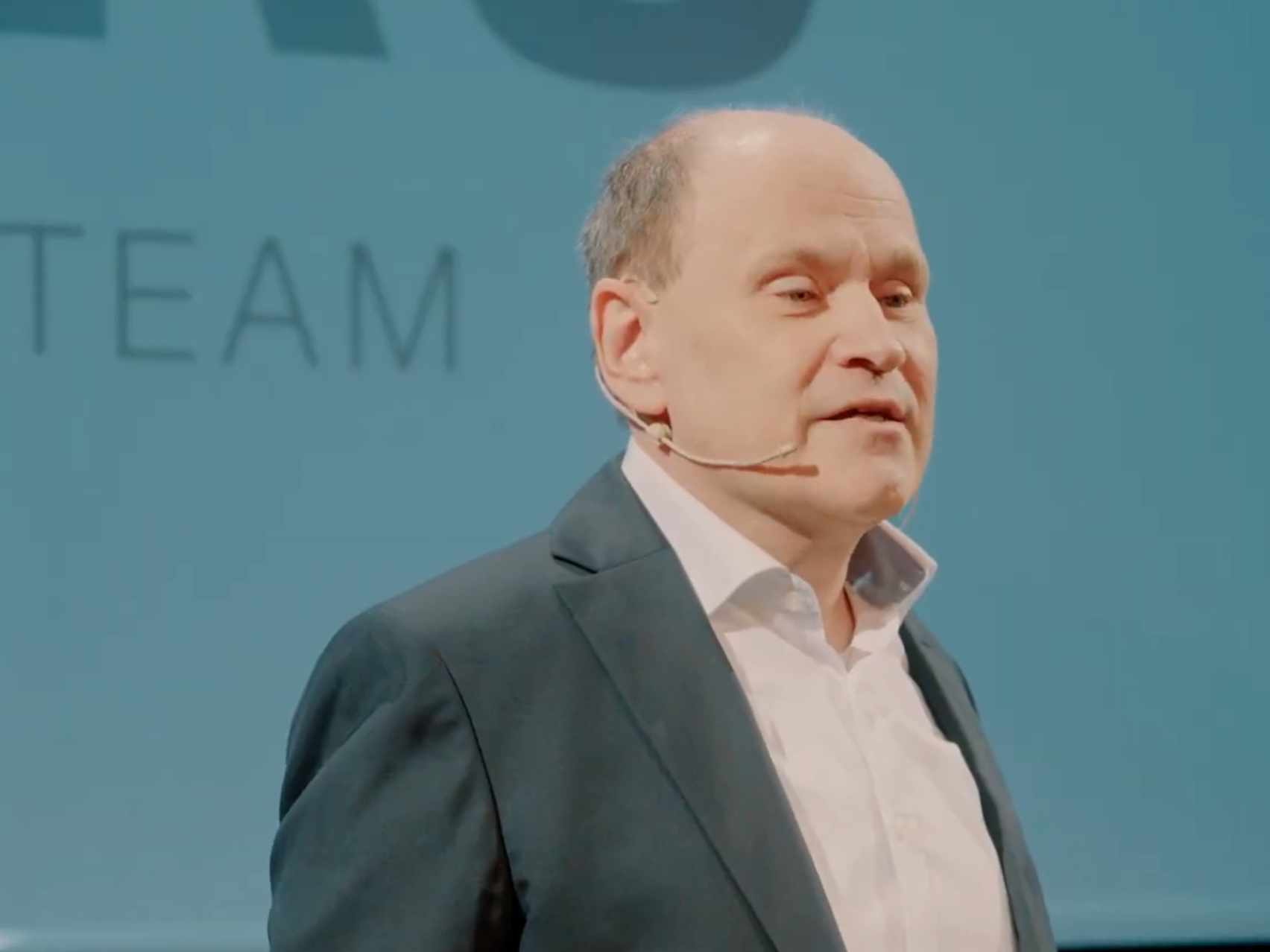 Thomas Reinert als blinder Keynote Speaker auf der Bühne
